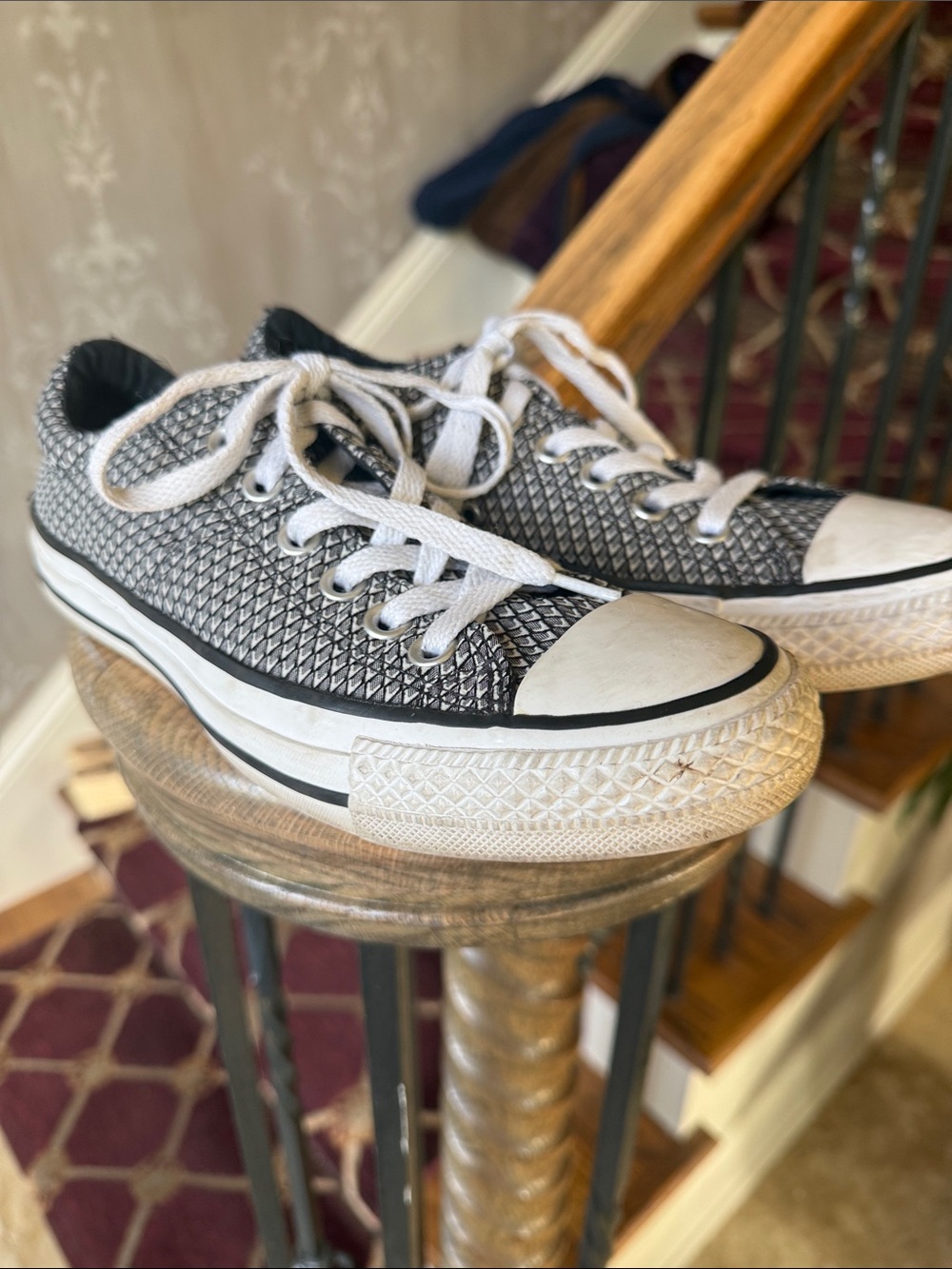 CONVERSE MADISON OX ladies low top sneaker size 7 good condition